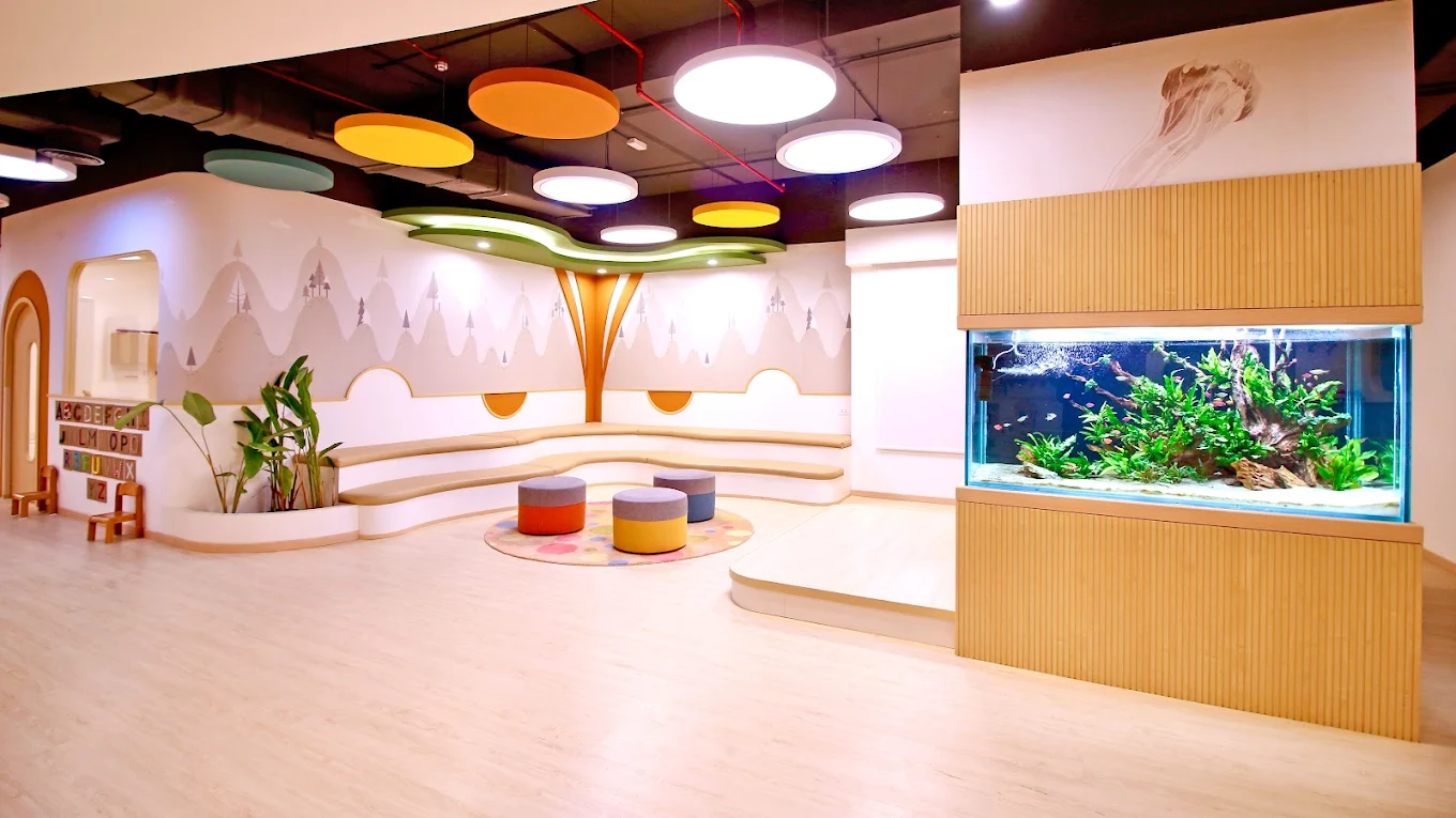 Safari Kid Financial District - Activity area with aquarium